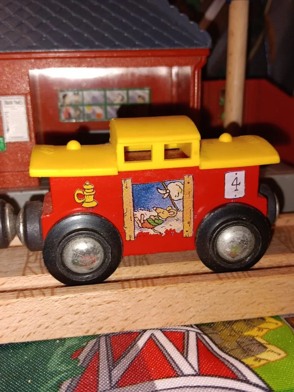 Brio Wooden Railway Trin TrackRichard Scarry Engine Caboose
